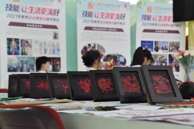 广州纺校 一针一线藏雅韵，一染一画雕匠心